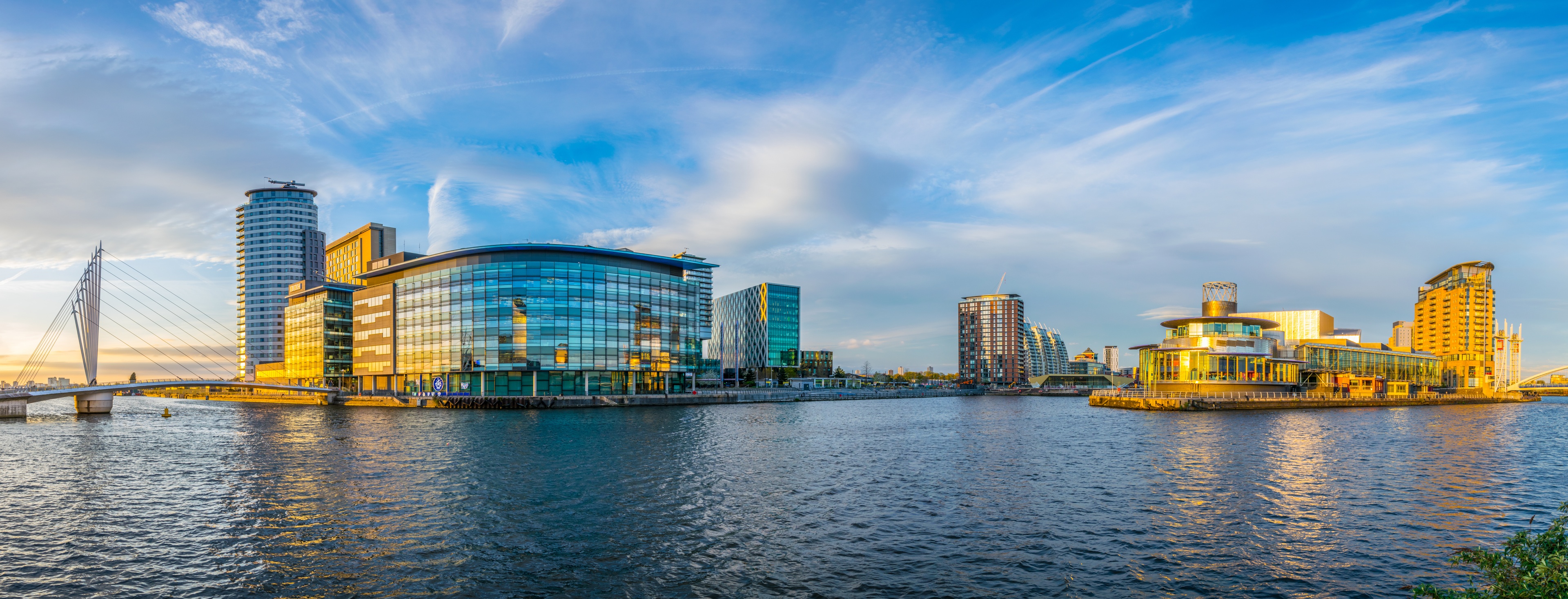 Fluege Manchester - Blick auf das Lowry Theater und Mediacity in Manchester England
