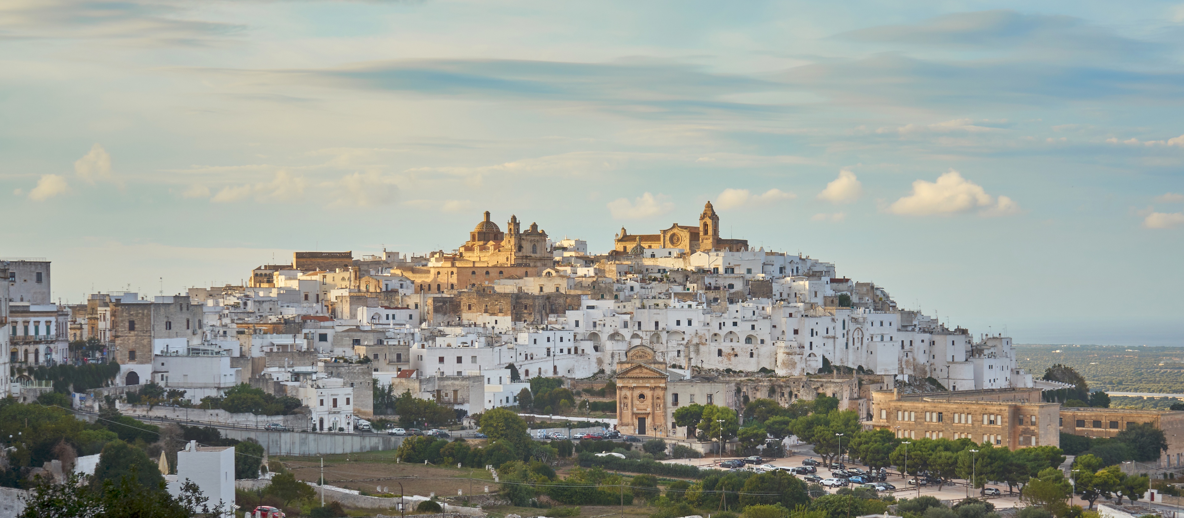 Fluege Brindisi - Blick auf die Stadt Ostuni in der Provinz Brindisi in Italien