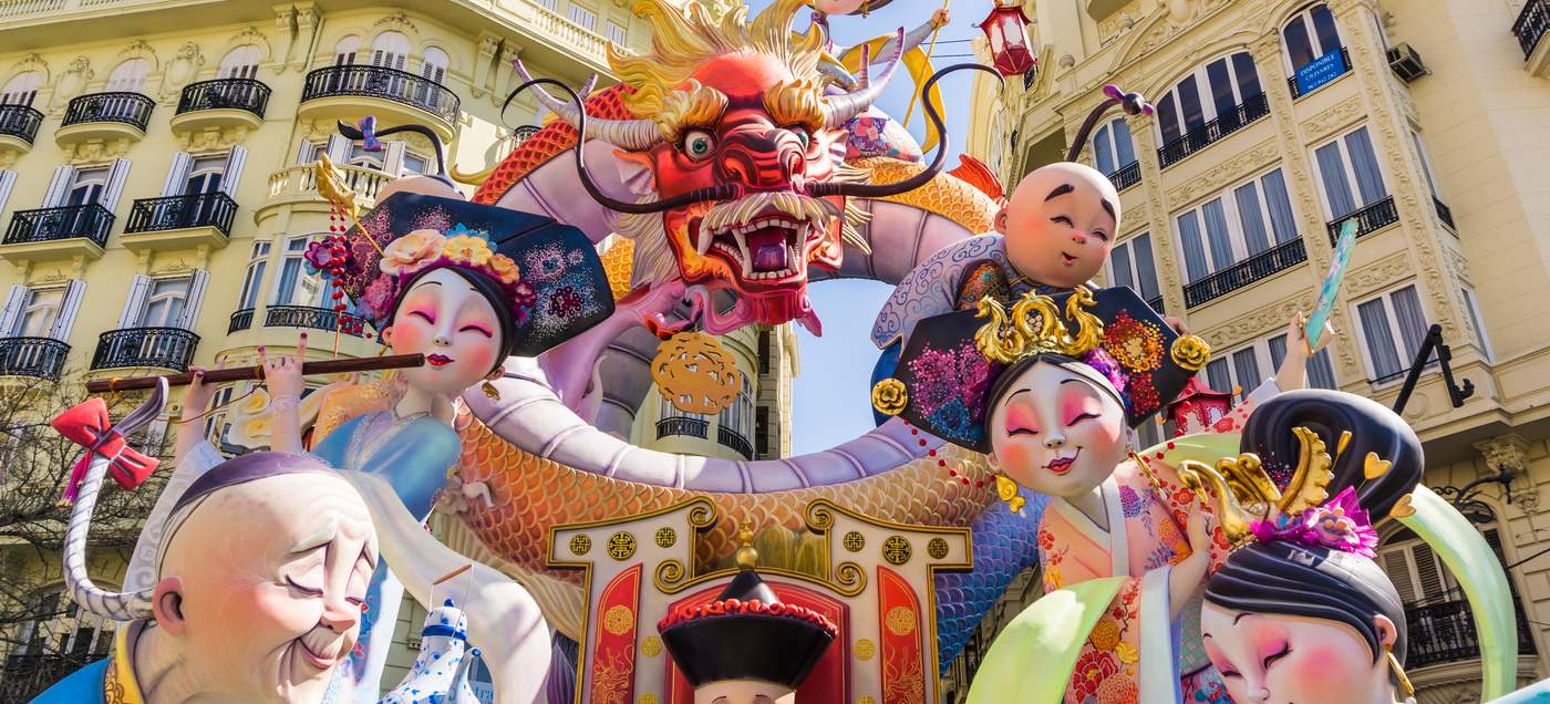 Fallas Valencia - spektakuläres, UNESCO-anerkanntes Frühlingsfest, bei dem riesige, satirische Figuren in den Straßen aufgestellt werden