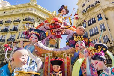 Fallas Valencia - spektakuläres, UNESCO-anerkanntes Frühlingsfest, bei dem riesige, satirische Figuren in den Straßen aufgestellt werden