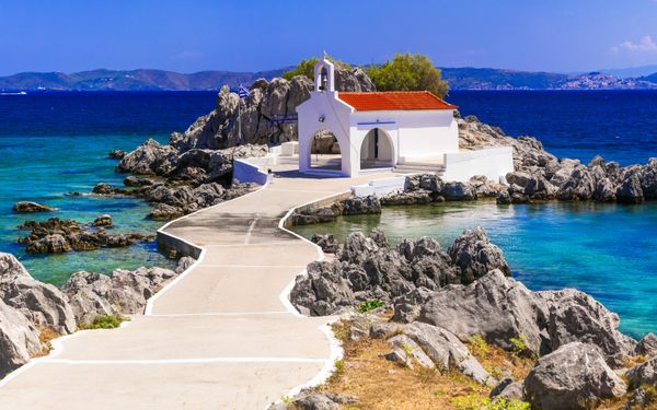 Fluege Chios - Schöner Blick auf die Kirche in Agios Isidoros auf Chios in Griechenland