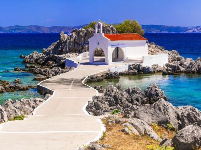 Fluege Chios - Schöner Blick auf die Kirche in Agios Isidoros auf Chios in Griechenland