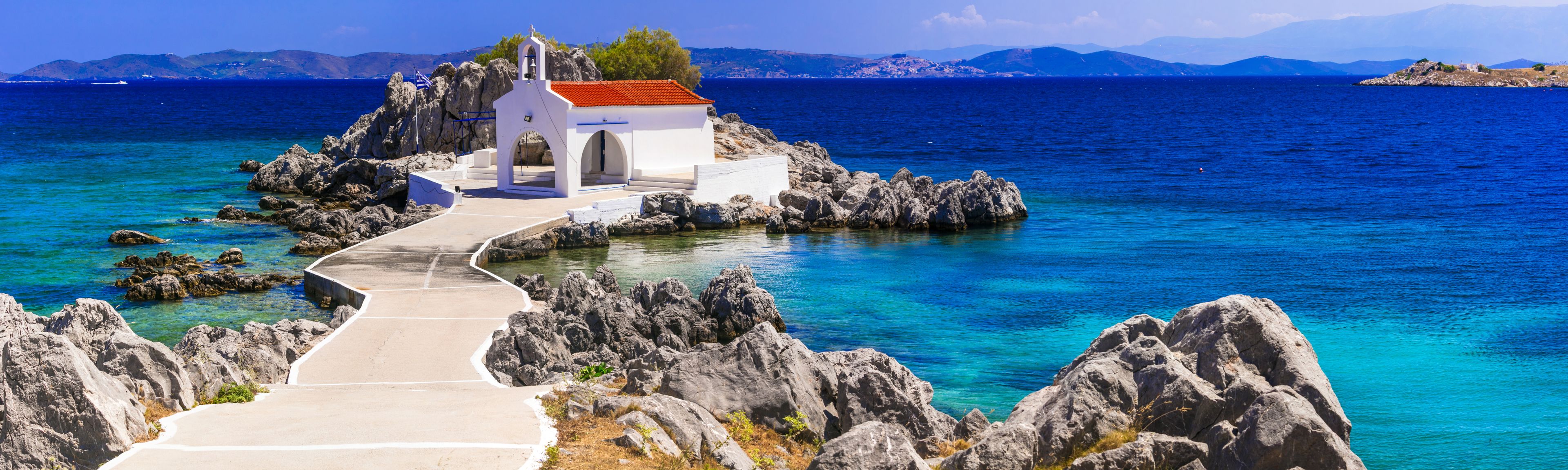 Fluege Chios - Schöner Blick auf die Kirche in Agios Isidoros auf Chios in Griechenland