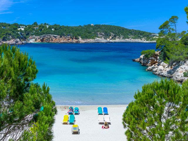 Der Strand von Cala Xarraca auf Ibiza