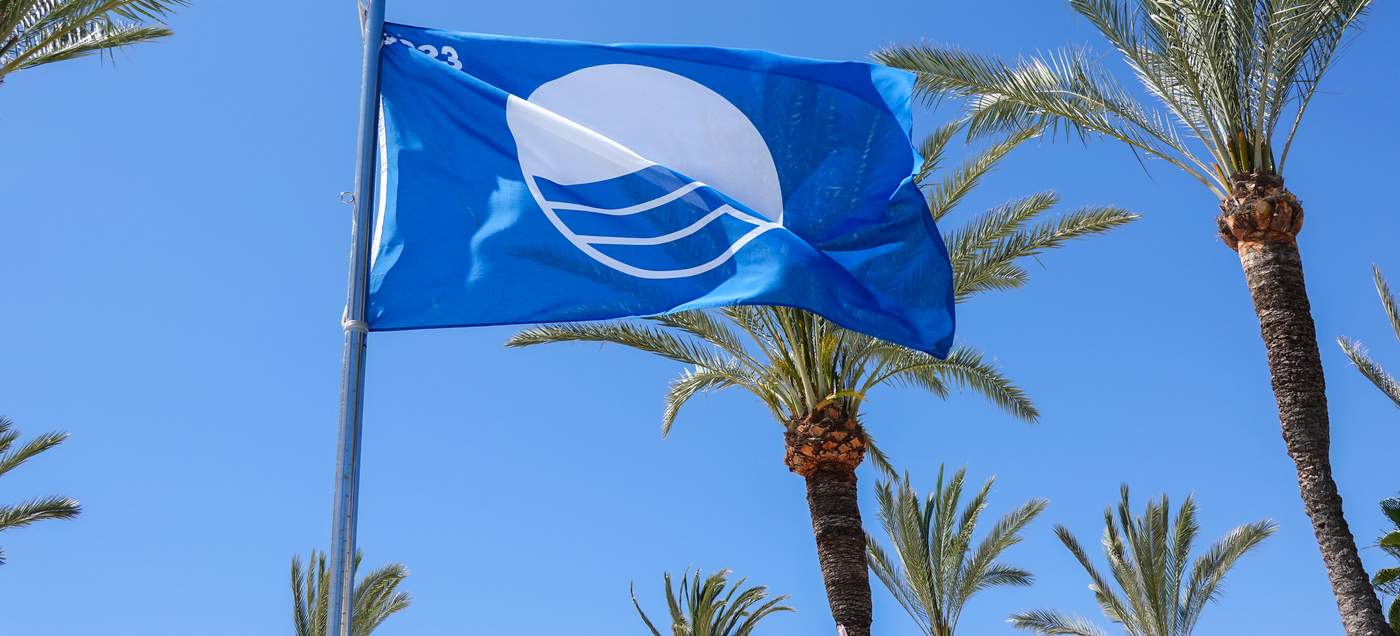 blaue Flagge - internationales Gütesiegel der Umweltstiftung FEE für hervorragende Wasserqualität, Umweltmanagement, Sicherheit und Service