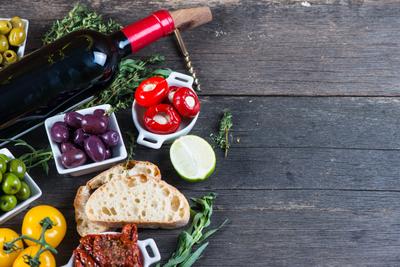 Genussreisen - Tapas-Bars, Weinregionen (Rioja, Priorat), Olivenhainen und lokalen Märkten