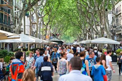 Taschendieb-Warnung Barcelona - besonders an touristischen Hotspots wie den Ramblas, vor der Sagrada Família, in der Metro sowie an Bahnhöfen