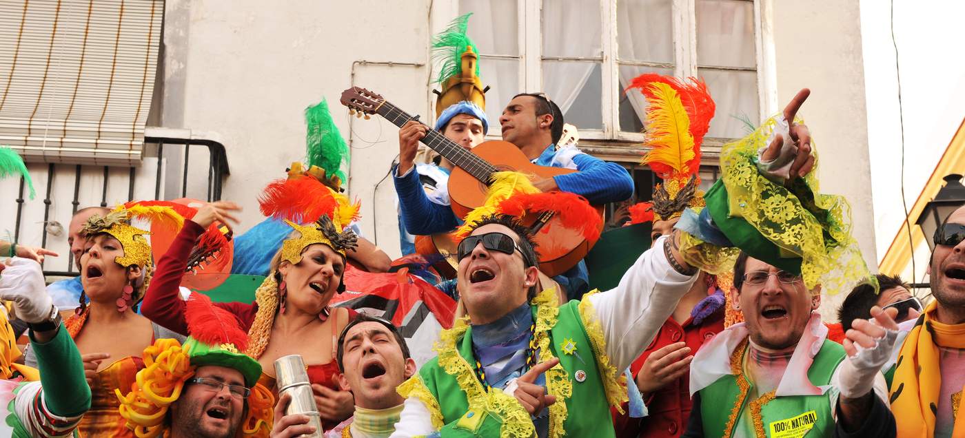 Carnival of Cadiz - einer der berühmtesten und humorvollsten Karnevale in Spanien, ausgezeichnet als Fest von internationalem touristischem Interesse