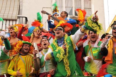 Carnival of Cadiz - einer der berühmtesten und humorvollsten Karnevale in Spanien, ausgezeichnet als Fest von internationalem touristischem Interesse