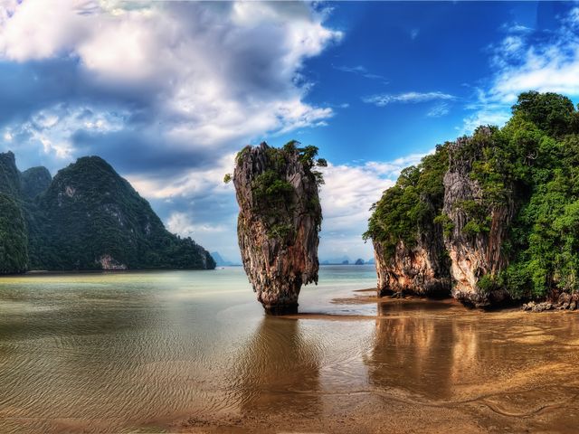 Fluege Phuket - Blick auf den James Bond Strand
