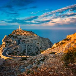 Der Leuchtturm Cap de Formentor in Mallorca - Flugziel von Lufthansa.