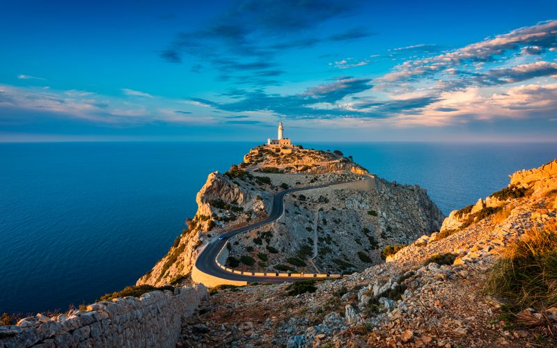 Der Leuchtturm Cap de Formentor in Mallorca - Flugziel von Lufthansa.