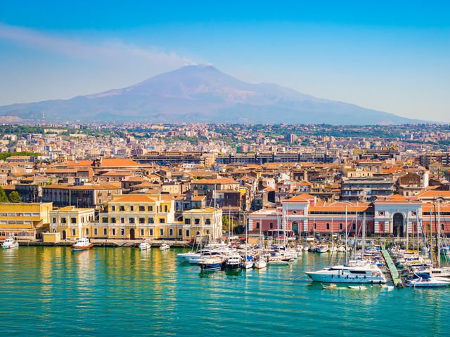 Fluege Catania - Die Altstadt und der Hafen von Catania in Sizilien