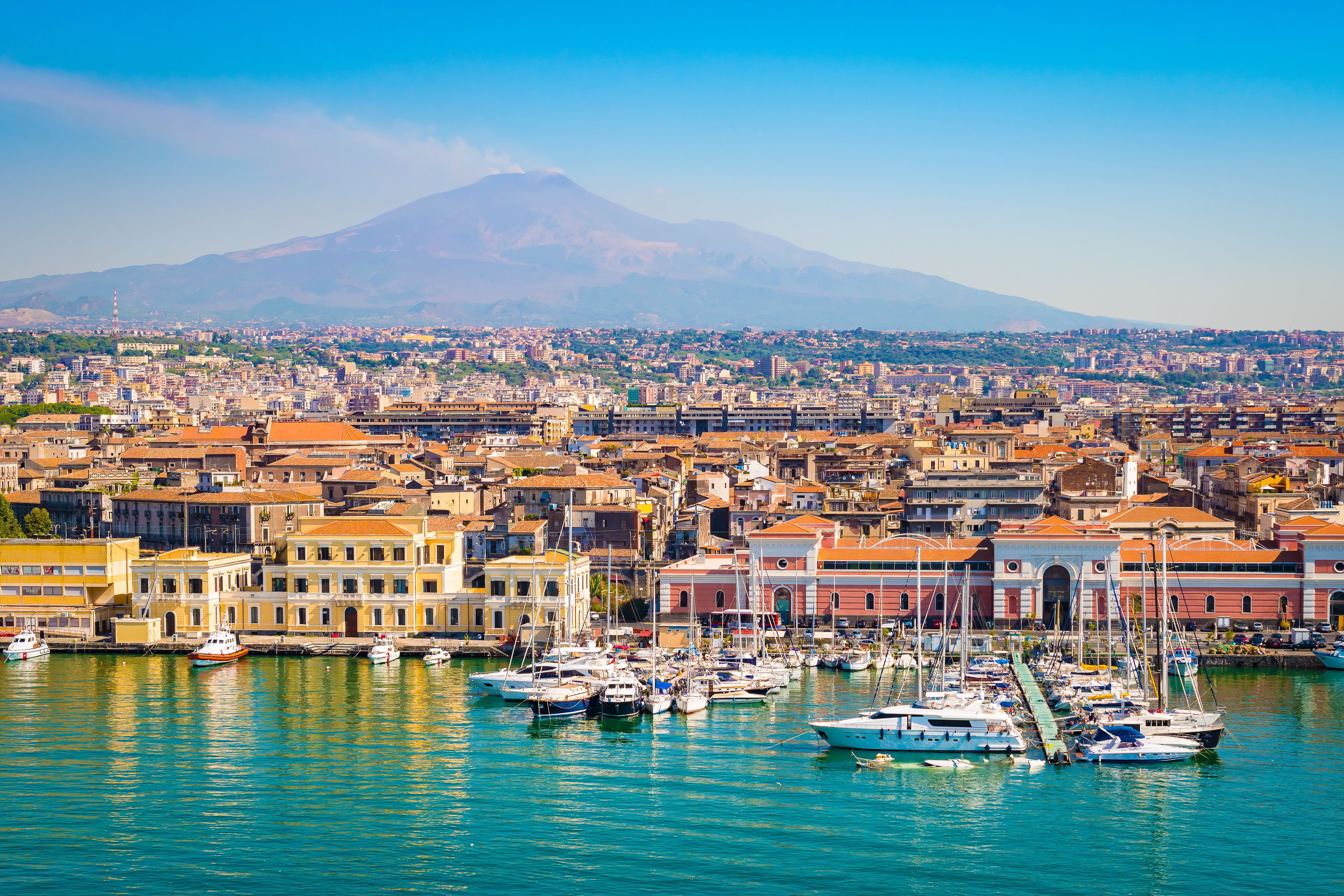 Fluege Catania - Die Altstadt und der Hafen von Catania in Sizilien