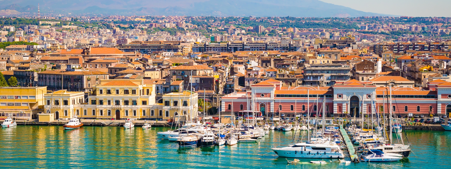 Fluege Catania - Die Altstadt und der Hafen von Catania in Sizilien