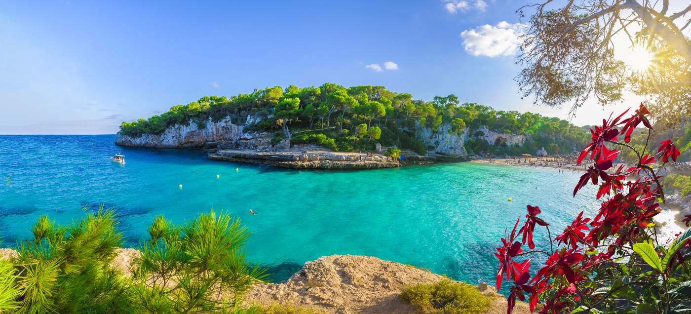 Cala Llombards - idyllische, feinsandige Badebucht bei Santanyí, bekannt für ihr kristallklares, türkisfarbenes Wasser und steile Felswände
