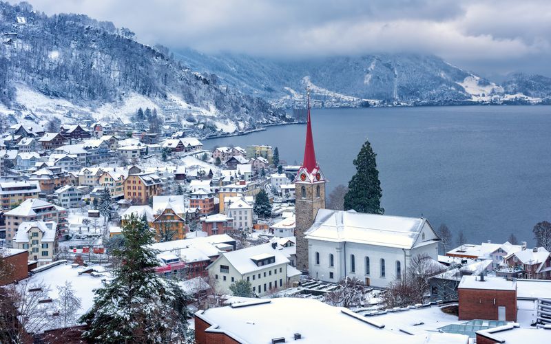 Schnee und Glaette am Flughafen - Tipps zum umbuchen und alternative Airports.