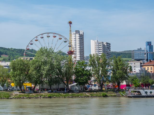 Fluege Linz - Blick auf die Stadt in Oesterreich