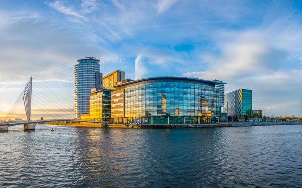 Fluege Manchester - Blick auf das Lowry Theater und Mediacity in Manchester England