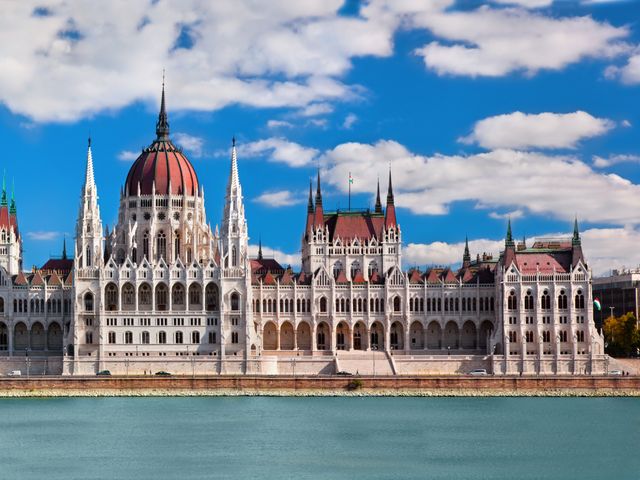 Fluege Budapest - Blick auf das Parlament in Budapest - Ungarn