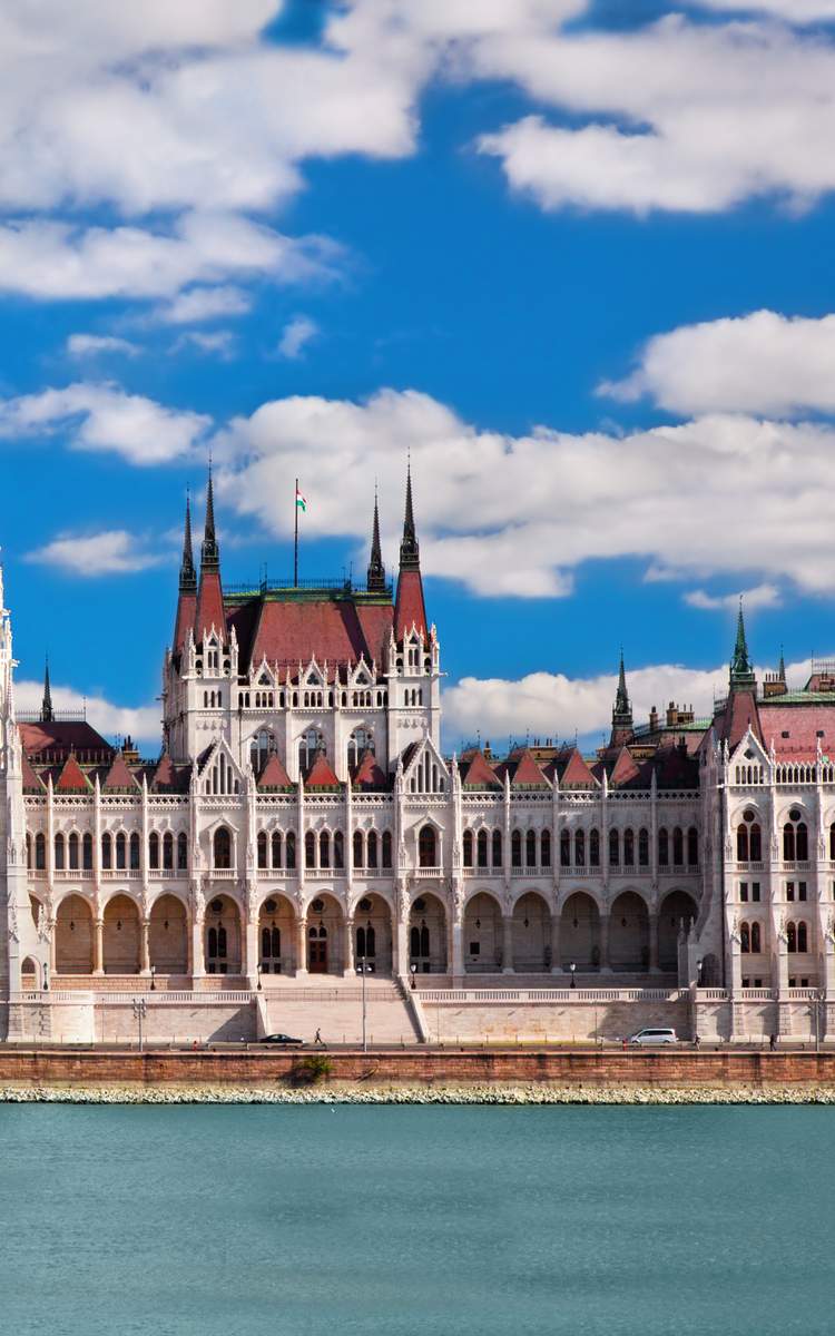 Fluege Budapest - Blick auf das Parlament in Budapest - Ungarn
