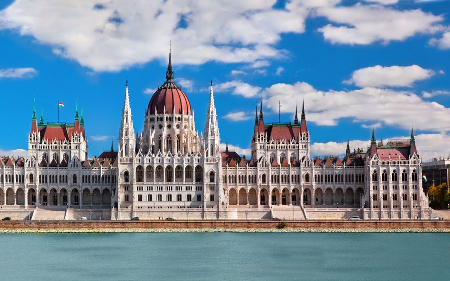 Fluege Budapest - Blick auf das Parlament in Budapest - Ungarn