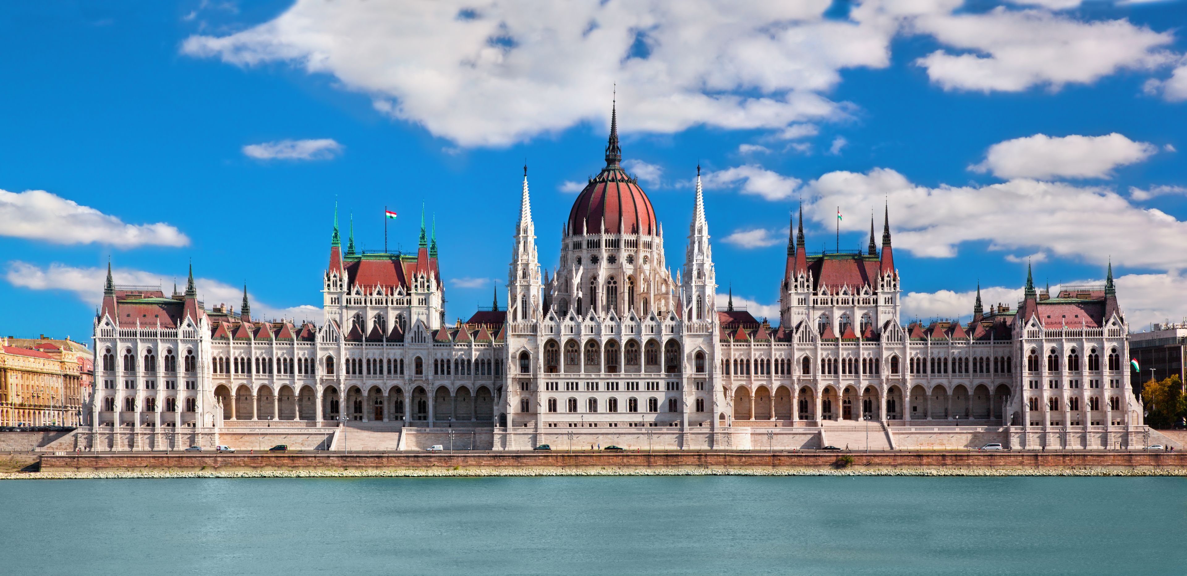 Fluege Budapest - Blick auf das Parlament in Budapest - Ungarn