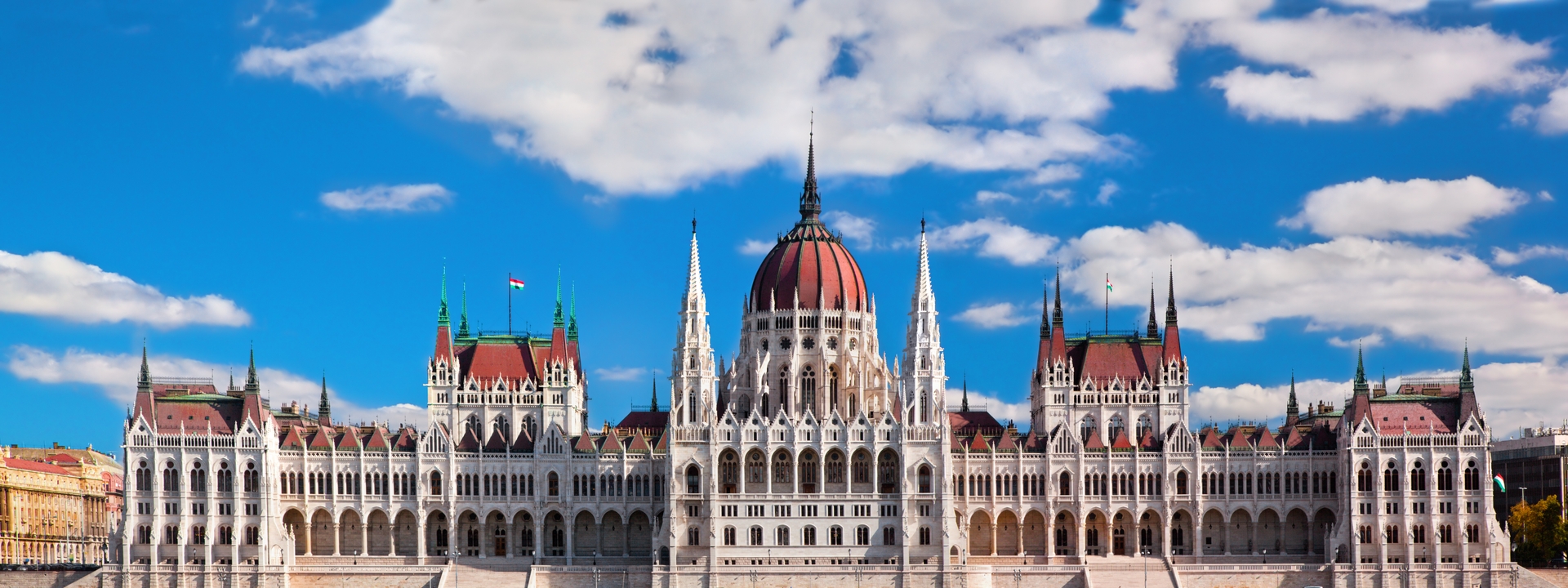 Fluege Budapest - Blick auf das Parlament in Budapest - Ungarn
