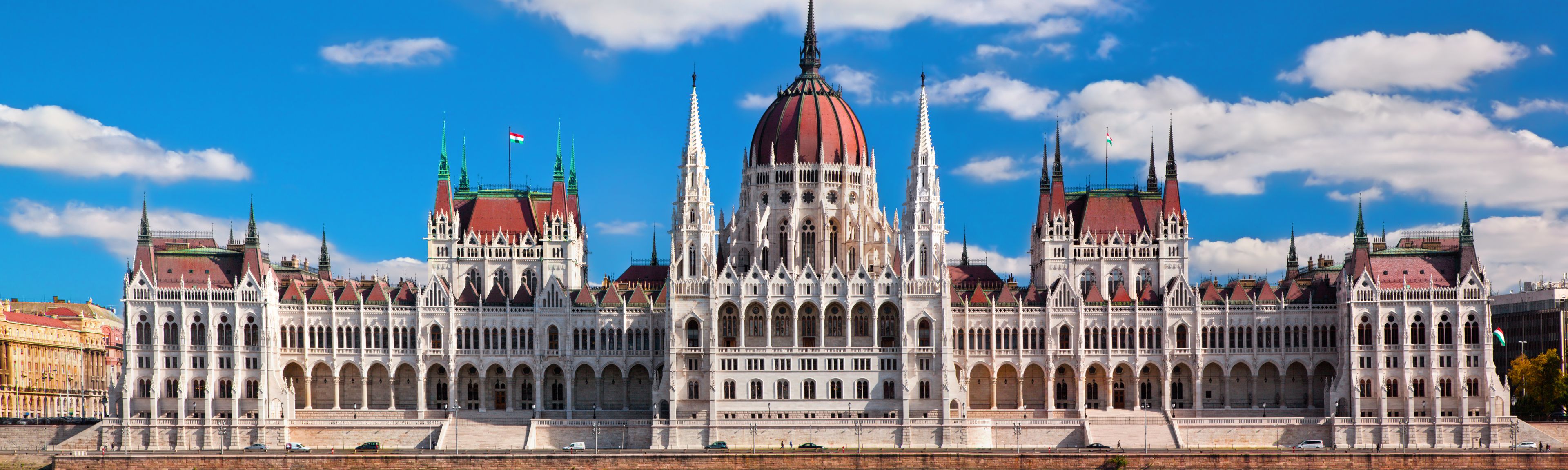 Fluege Budapest - Blick auf das Parlament in Budapest - Ungarn