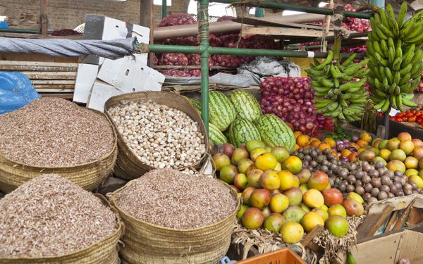 Fluege nach Mombasa buchen. Blick auf einen Markt in Mombasa.