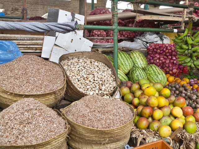 Fluege nach Mombasa buchen. Blick auf einen Markt in Mombasa.