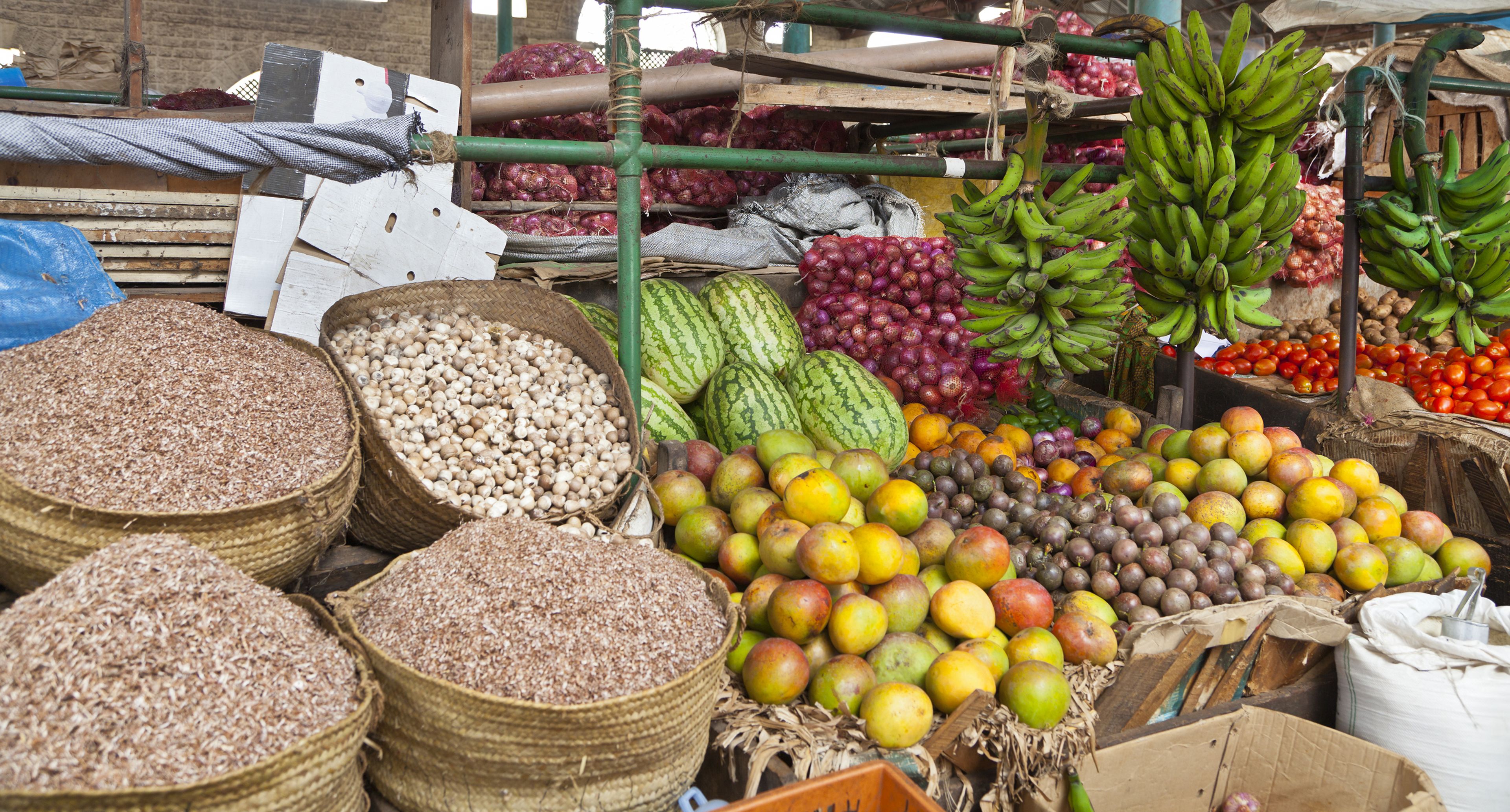 Fluege nach Mombasa buchen. Blick auf einen Markt in Mombasa.