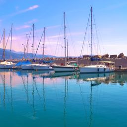 Der Hafen von Kalamata auf den Peloponnes in Griechenland