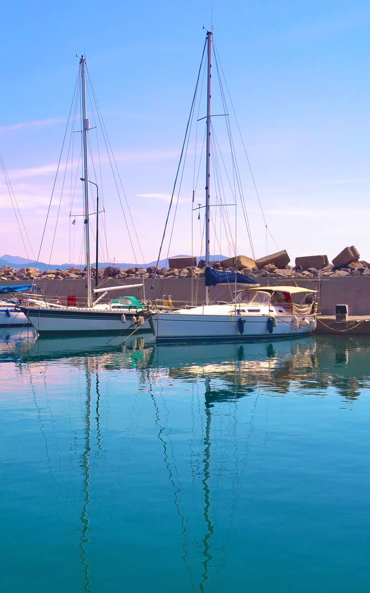 Der Hafen von Kalamata auf den Peloponnes in Griechenland