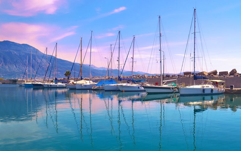 Der Hafen von Kalamata auf den Peloponnes in Griechenland