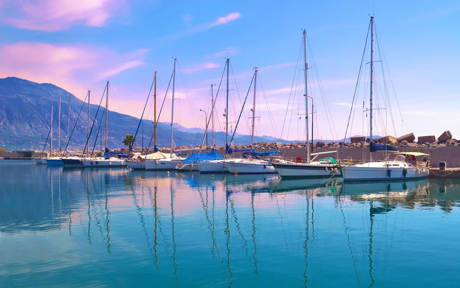 Der Hafen von Kalamata auf den Peloponnes in Griechenland