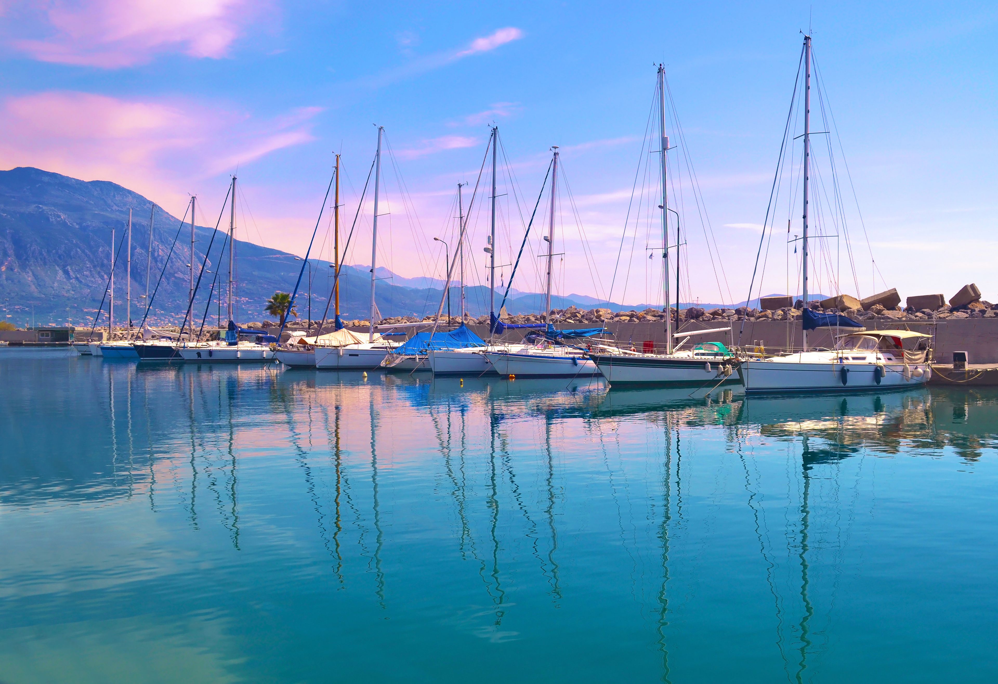 Der Hafen von Kalamata auf den Peloponnes in Griechenland