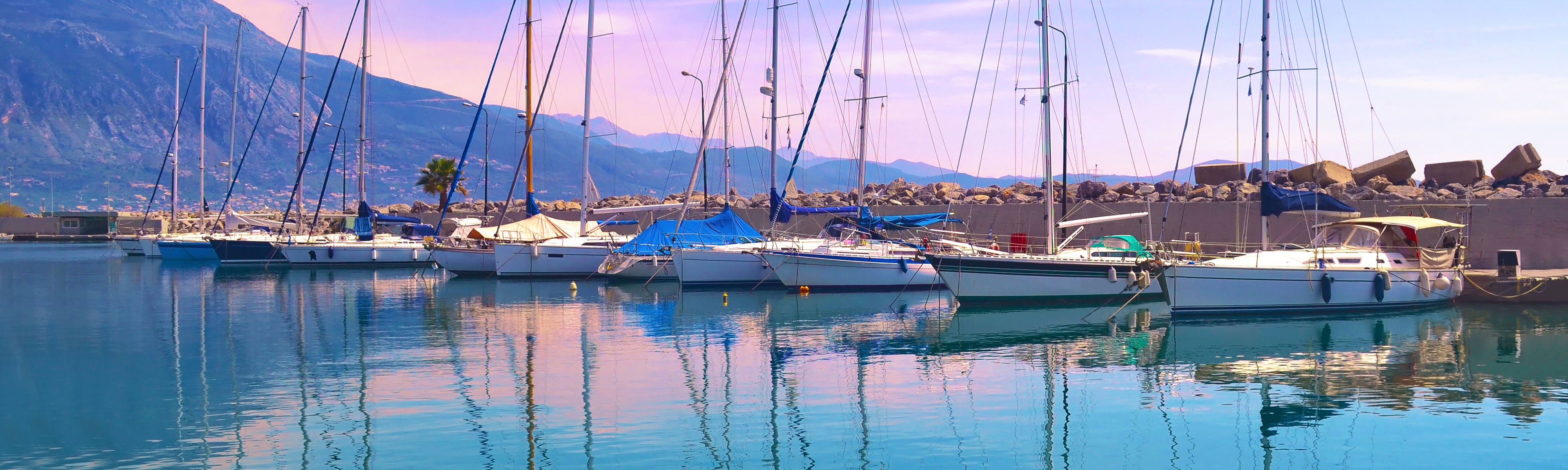 Der Hafen von Kalamata auf den Peloponnes in Griechenland
