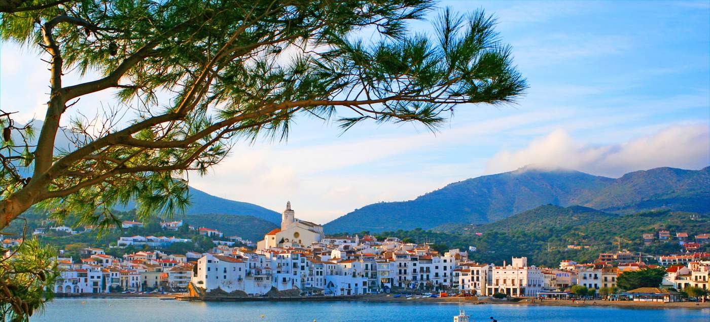 Cadaqués - malerisches, ehemaliges Fischerdorf an der Costa Brava, gelegen auf der Halbinsel Cap de Creus in Katalonien