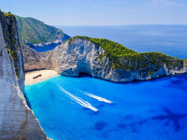 Flüge Zakynthos - Blick auf das Schiffswrack in der Navagio Bucht auf Zakynthos