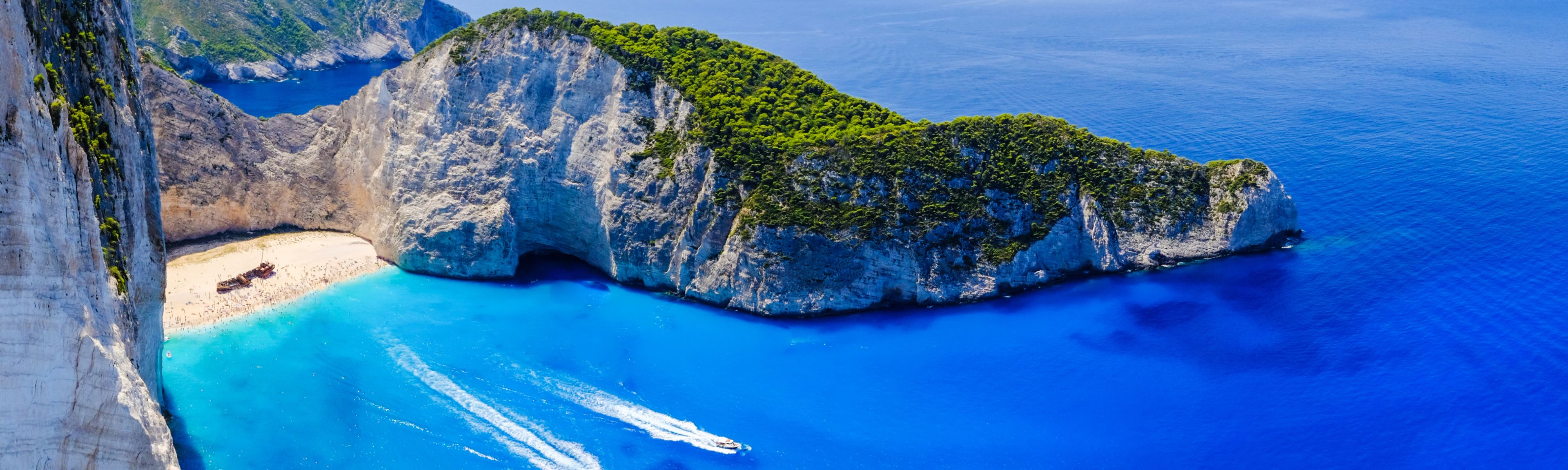Flüge Zakynthos - Blick auf das Schiffswrack in der Navagio Bucht auf Zakynthos