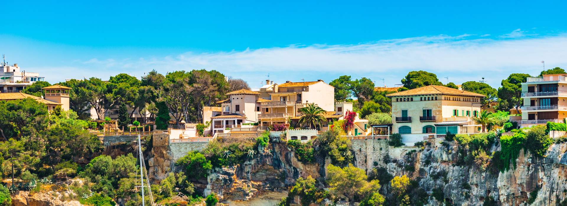 Porto Cristo - charmanter Hafenort an der Ostküste Mallorcas (Gemeinde Manacor), der für seine malerische Bucht, den feinen Sandstrand und die berühmten Tropfsteinhöhlen (Coves del Drach, Coves dels Hams) bekannt ist