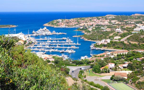 Flüge Olbia - Blick auf den Hafen Porto Cervo Marina in Sardinien