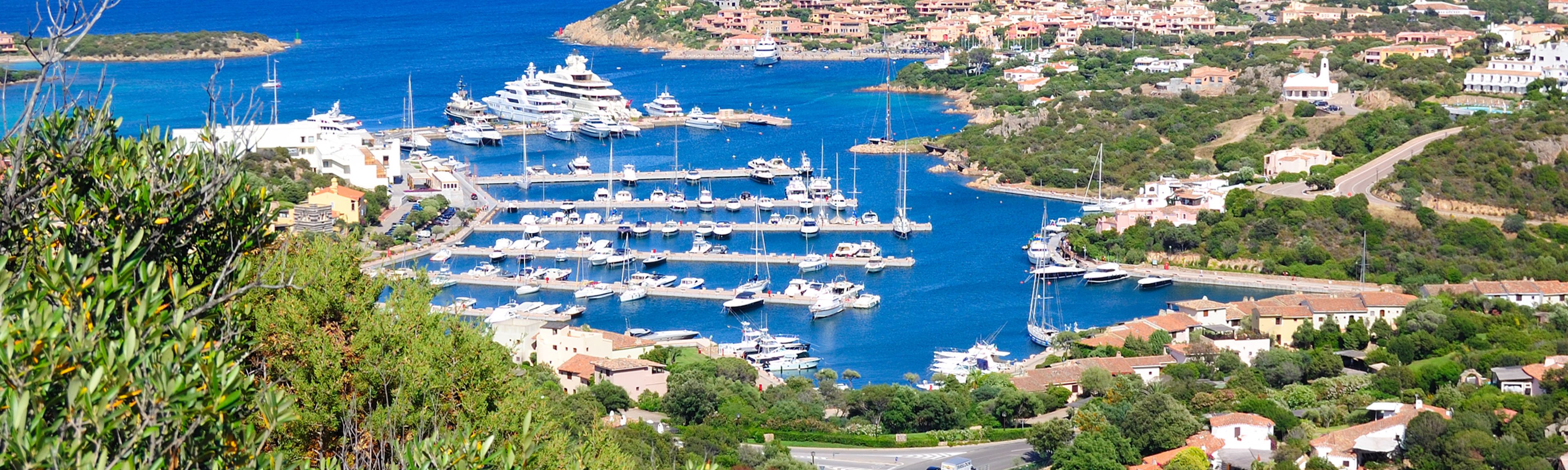 Flüge Olbia - Blick auf den Hafen Porto Cervo Marina in Sardinien