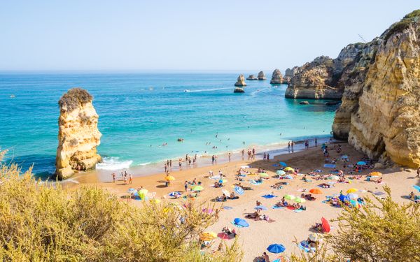 Der berühmte Strand Praia Dona Ana in der Nähe von Lagos an der Algarve.