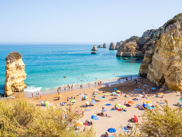 Der berühmte Strand Praia Dona Ana in der Nähe von Lagos an der Algarve.