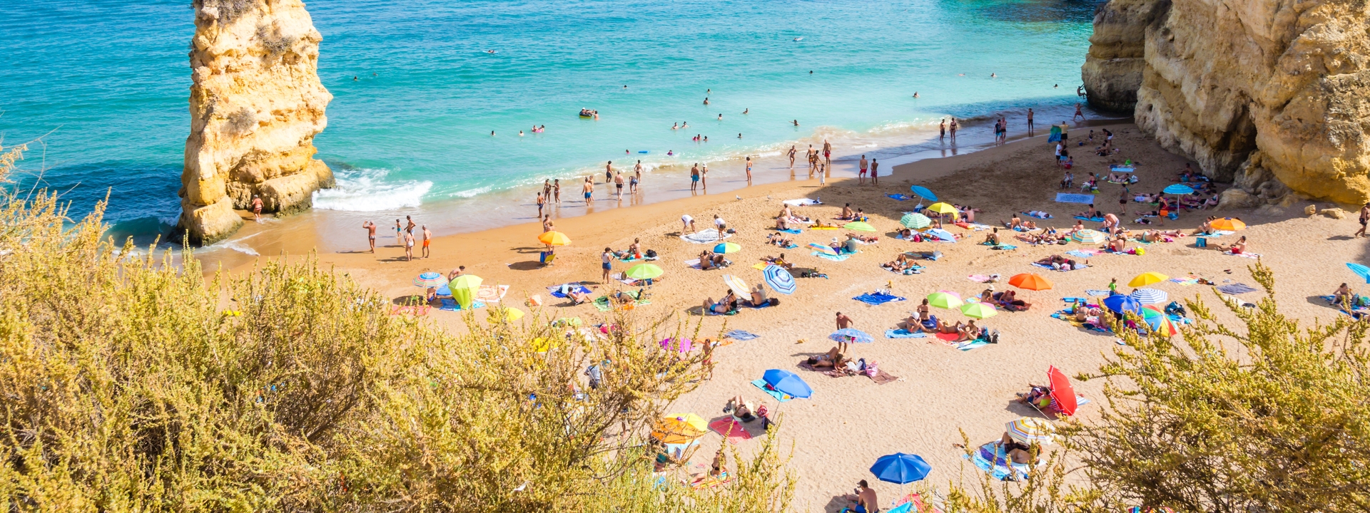 Der berühmte Strand Praia Dona Ana in der Nähe von Lagos an der Algarve.