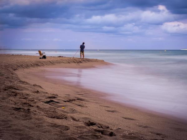 Playa de Castelldefels - langer, breiter Sandstrand in der Nähe von Barcelona, bekannt für sein flaches, sauberes Wasser und seine gute Erreichbarkeit