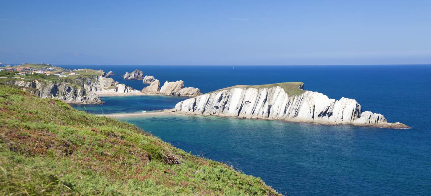 Kantabrien - An der Costa Quebrada mit Blick auf den Strand Playa de Covachos.
