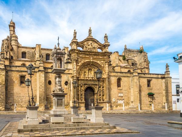 Blich auf die Kirche Iglesia Mayor Prial in El Puerto de Santa María an der Costa de la Luz.